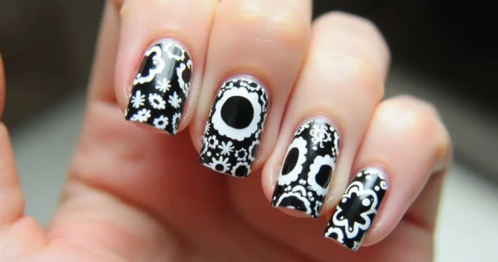 8 Ideias Incríveis de Decoração de Unha em Gel Preta e Branca 8 Ideias Incríveis de Decoração de Unha em Gel Preta e Branca
