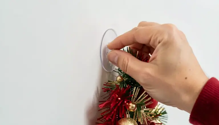 Como Pendurar Enfeites de Natal Sem Furar a Parede, de Verdade